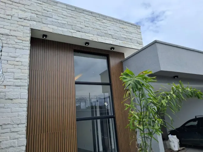 Casa de Luxo no Setor Três Marias | 3 Suítes, Piscina Aquecida e Lote 284m²