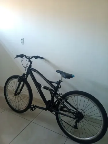 Bicicleta aro 26 usada, pneus murchos e marchas precisando de regulagens. 