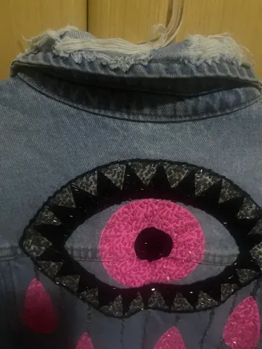 Jaqueta jeans pintada e bordada