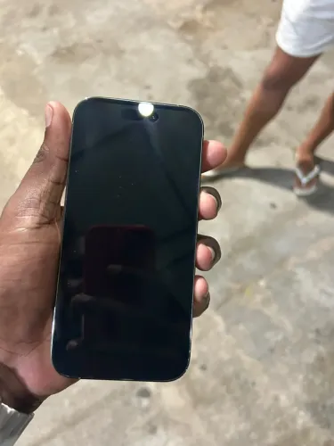 Vendo iPhone 14 Pro, 128 gigas, bateria 83% nota de compra na cor dourado. ? Valor 2.500 ?