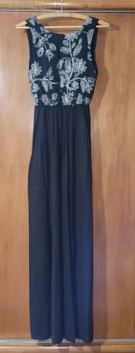 Vestido preto com bordado - usado