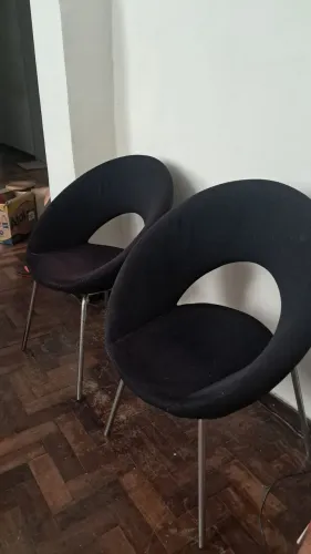 Duas Poltronas estofadas da cor preta