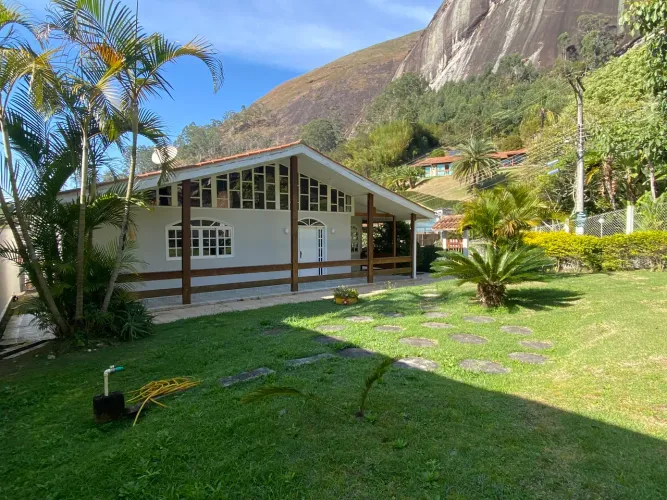 Casa linear com 2 suítes em condomínio no Vale dos Pinheiros para locação!