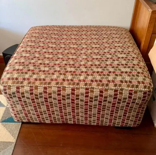 Puff para sala com design moderno - 1,0x1,0m (Mudança)