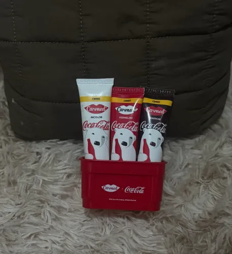 Kit hidratante labial carmed + coca cola