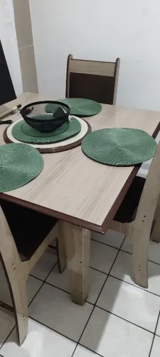 Mesa com e 3 cadeiras