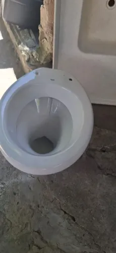VENDE-SE UMA PIA, UM VASO SANITÁRIO E UM SECADOR, TODOS USADOS MAS EM ÓTIMA CONDIÇÃO. 