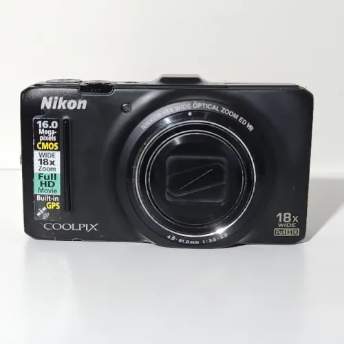 Câmera Digital Nikon Coolpix S9300 16MP Preta 18x Full HD WiFi GPS + Acessórios na Caixa