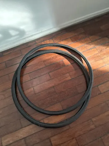 Pneus Aro 700 em ótimo estado, prontos para equipar sua bicicleta e garantir performance