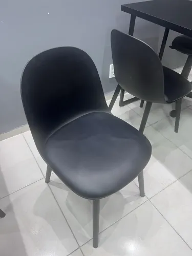 6 Cadeiras com acento acolchoado. 110,00. As 6 unidades 600,00.