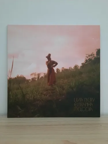 Disco de Vinil LP Livia Nery Estranha Melodia + Livreto (Noize)