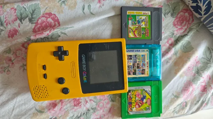 Gameboy color com pokémon silver e gold e mais dois jogos