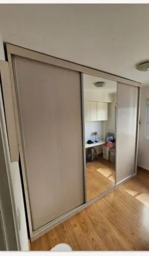 Guarda roupa casal com espelho 3 portas de correr