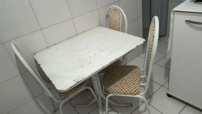Mesa com 4 cadeiras <br>R$300,00