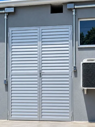 FABRICAMOS SOBRE MEDIDAS PORTÕES PORTAS JANELAS EM ALUMÍNIO FOSCO BRANCO PRETO
