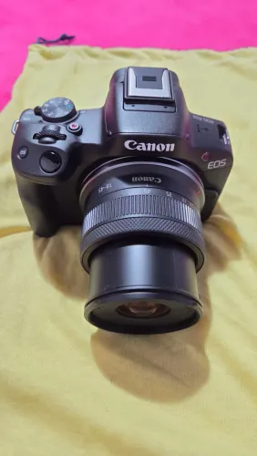 Canon R50 com lente 18-45mm.