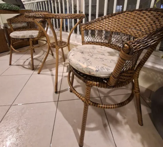 Conjunto de aparador com 3 bancos baú e mesa de junco com 2 cadeiras  para área gourmet 