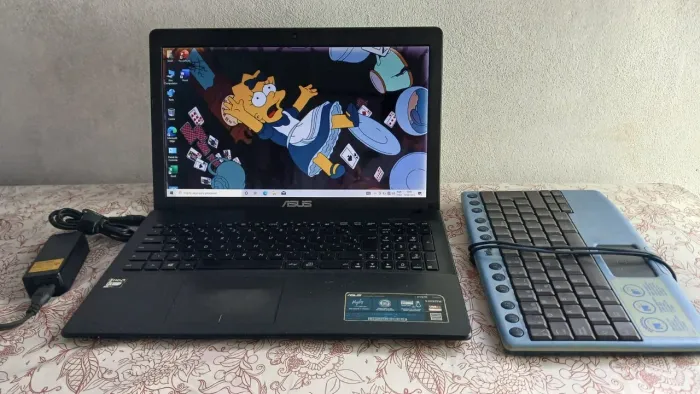 Notebook Asus 15.6, HD de 500, 4gb de ram. Tem que usar com esse teclado USB. 200 v