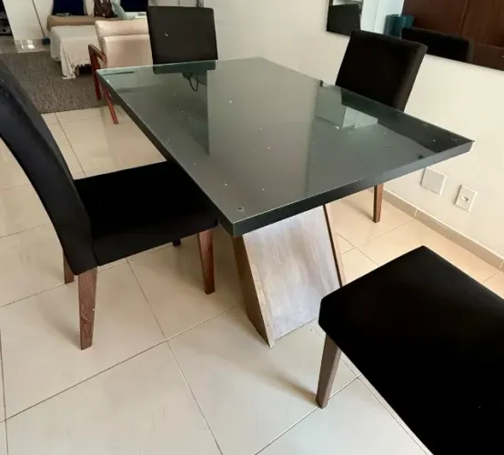 Mesa de jantar com 4 cadeiras