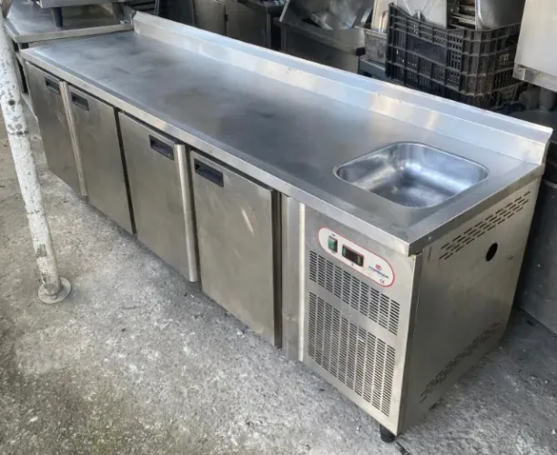 Balcão refrigerado com pia