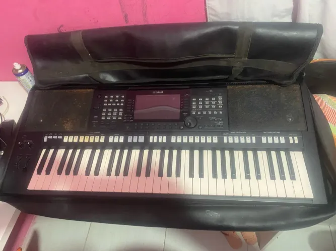 CARCAÇA DO TECLADO PSR S775 YAMAHA COM FONTE. FUNCIONANDO TUDO. SÓ VAI SEM A PLACA
