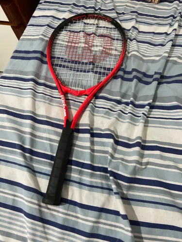 Raquete de tênis Wilson vermelha x preto