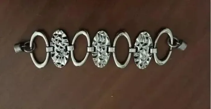 Pulseira em metal com banho de ródio negro - fecha com imã