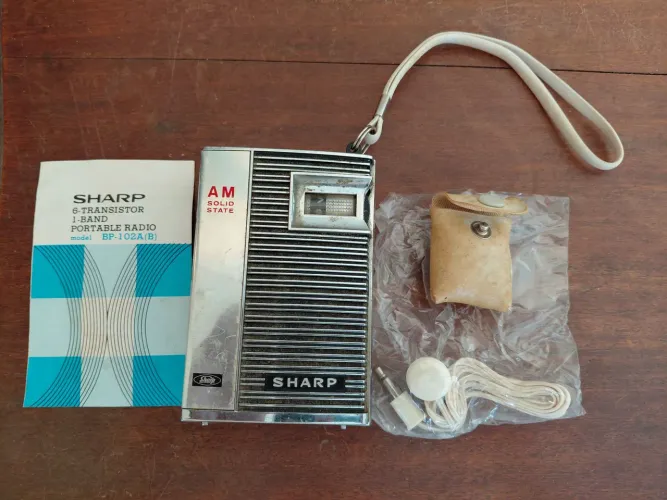 Rádio Sharp AM Vintage Portátil com manual e fone