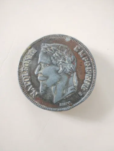 Moeda isqueiro 1870 para colecionador (aceito celular moto G com nota fiscal )