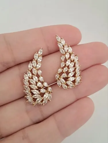 Brinco Ear Cuff Asa de Anjo Cravejado Zircônias Navetes