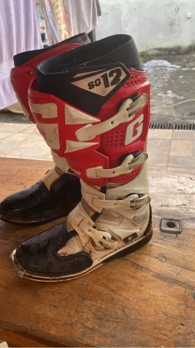 Vende-se bota de trilha41 42 e protetor de pescoço