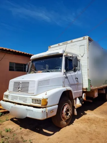 Caminhão Mercedes Benz 1618 Trucado com baú