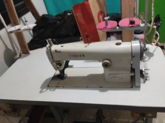 Máquina reta industrial Singer 