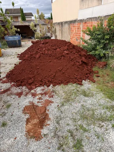 Terra vermelha limpa para aterro