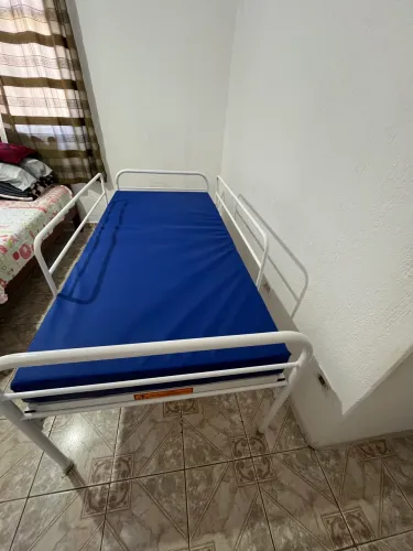 CAMA HOSPITALAR SIMPLES COM CABECEIRA MÓVEL E GRADES + COLCHÃO