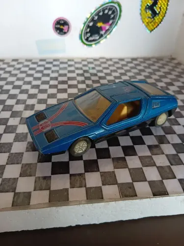 Miniatura sunny side com pequenas avarias na pintura e fricção