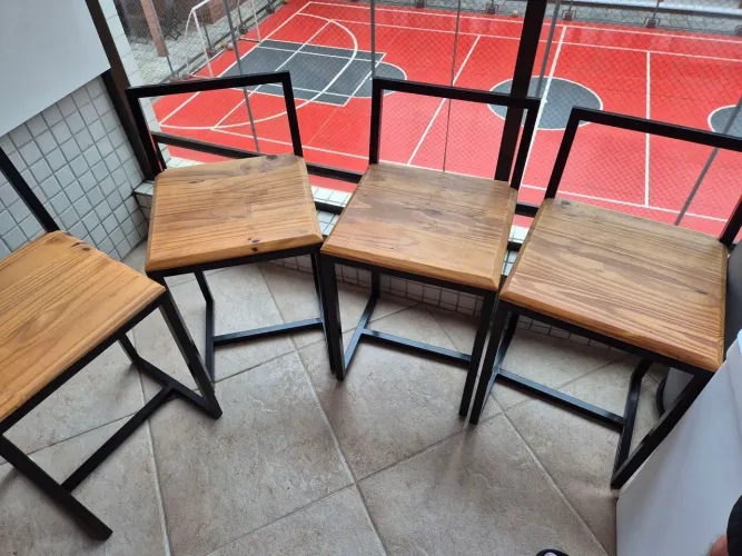 Conjunto 4 banquetas pequenas - Pinus Industrial Black (usado)