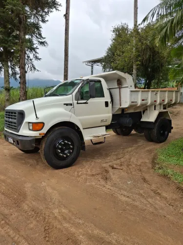 Caminhão caçamba toco