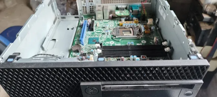 8 DELL OPTIPLEX 7060 somente o gabinete e a placa