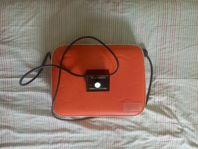Massageador portátil retrô da Hipertron. 