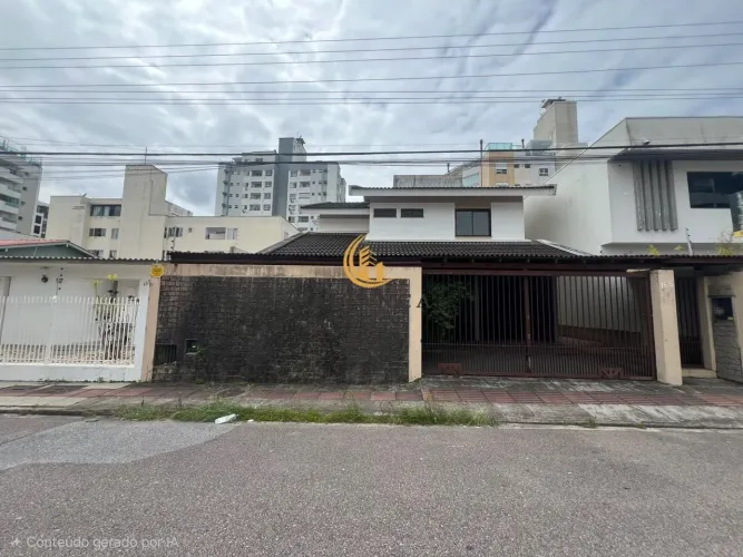 Casa com piscina e 8 dormitórios no Balneário
