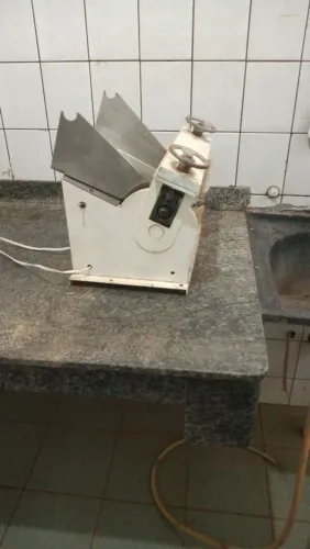 Vendo Máquina de Moer Carne e Sovar macarrão ótimo funciona perfeitamente 