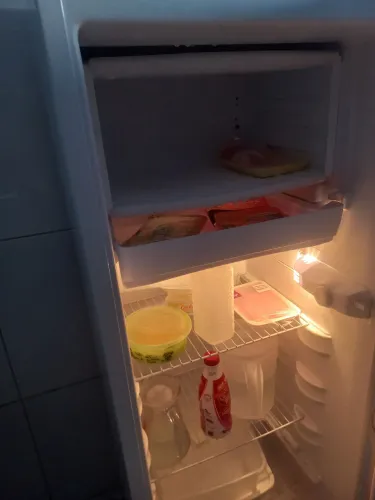 Vendo um armário e uma geladeira ambos em perfeito estado de conservação, valor 700