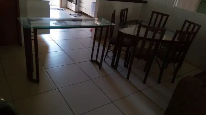 Vendo um conjunto de mesa com cadeiras e um aparador 