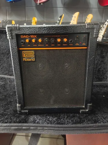amplificador vintage japonês Roland DAC-15X.