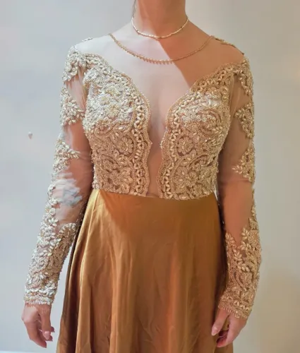 Vestido de Festa Longo Dourado/Cobre com Renda e Pedraria