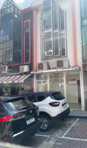 Centro comercial para venda tem 96 metros quadrados