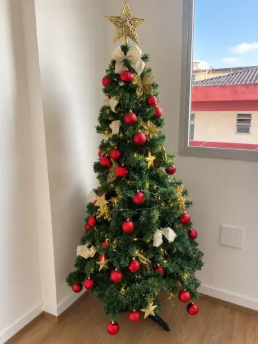 Árvore de natal com enfeites e luzes