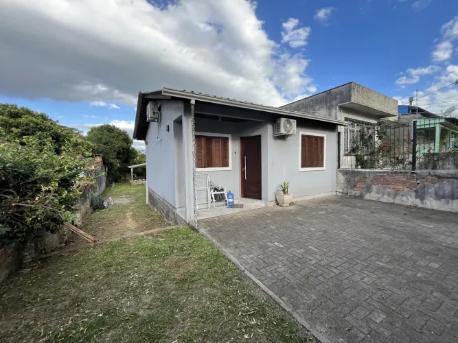 Casa com pátio grande semi-mobiliada no Bairro Camaquã.