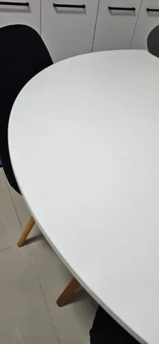 Mesa completa com jogos de cadeira